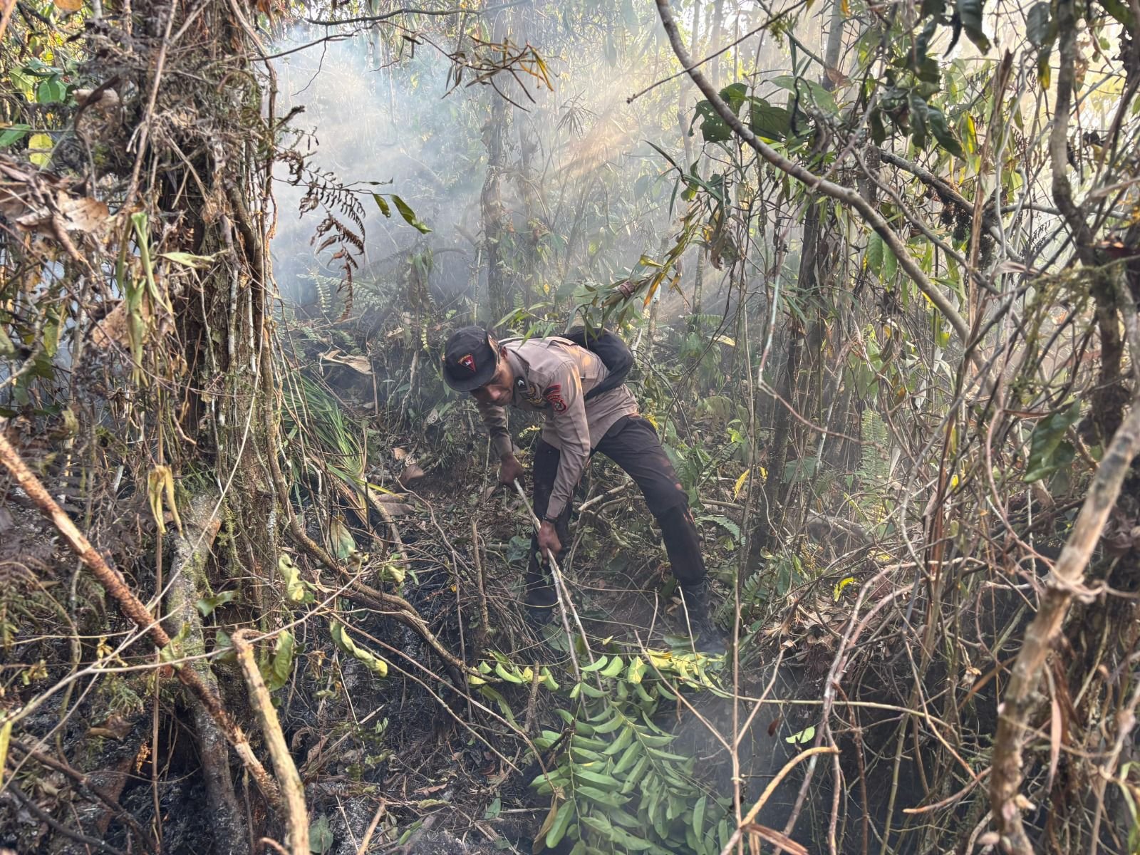 🔥 HARI KEENAM KARHUTLA BIAK: BRIMOB TERUS MEMBASAHI BARA — AGAR API TIDAK BANGKIT KEMBALI