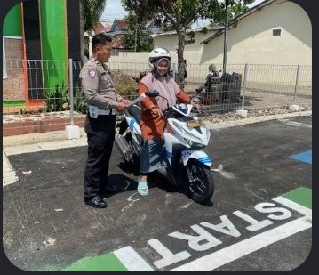 Satpas SIM Polres Demak: Petugas Berikan Panduan Langsung di Jalur Ujian Praktek
