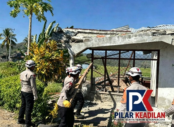 BUKAN CUMA EVAKUASI — BRIMOB TURUN LANGSUNG BONGKAR RUMAH RUSAK, RINGANKAN BEBAN WARGA MANGGARAI TIMUR!